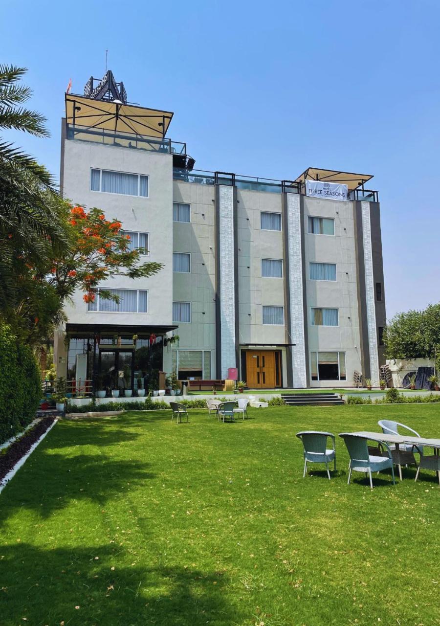 Hotel Three Seasons Vrindávan Kültér fotó